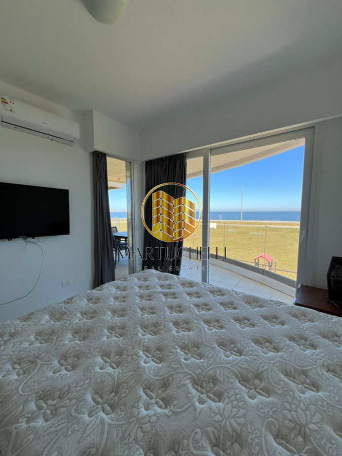 Apartamento ID.208 - Apartamento en Venta de 2 dormitorios en Punta del Este, frente al mar