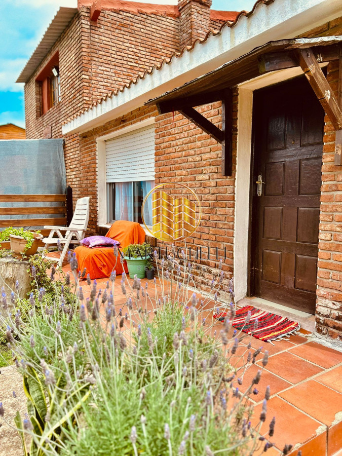 Casa ID.44 - Amplia Casa de 3 Dormitorios, con Monoambiente y Parque, cerca de la Playa