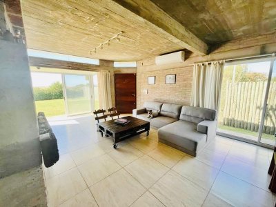 Casa de 3 dormitorios frente al mar, en Venta, Balneario Buenos Aires