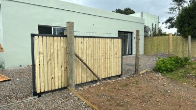 Casa en venta a metros del mar, 3 dormitorios y gran terreno