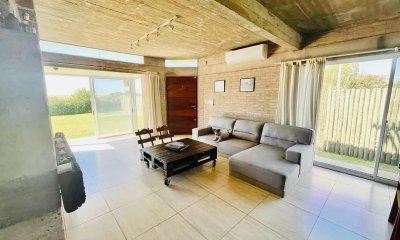 Casa de 3 dormitorios frente al mar, en Venta, Balneario Buenos Aires