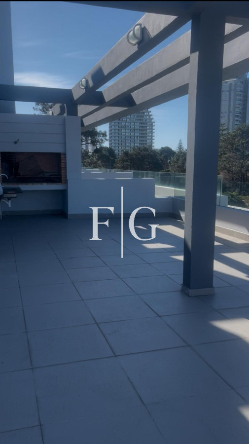 Apartamento ID.933 - HERMOSO PENT HOUSE EN ALQUILER ANUAL EN PUNTA DEL ESTE