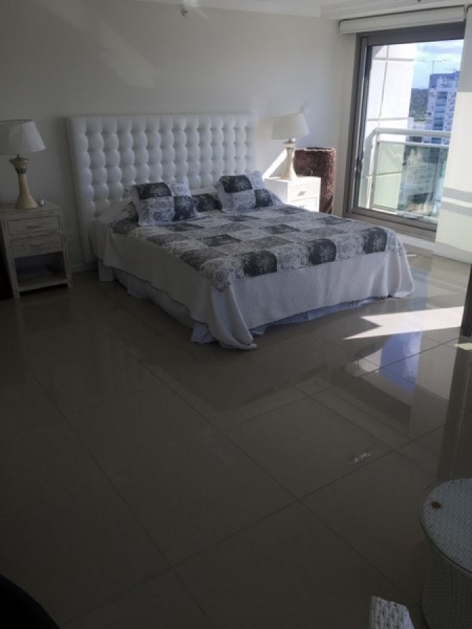 Apartamento ID.890 - Apto. Venta PentHouse. Excelente vista a Mansa y Brava. 