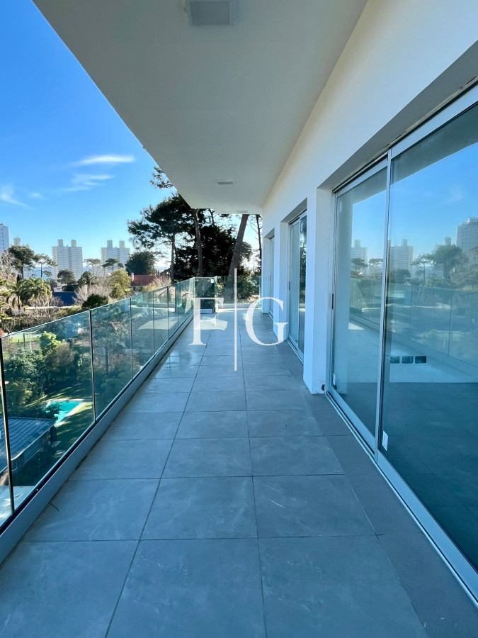 Apartamento ID.953 - ALQUILER ANUAL EN PUNTA DEL ESTE SIN MUEBLES