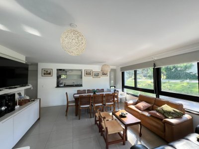 VENTA CONFORTABLE APARTAMENTO EN PLANTA BAJA ZONA RESIDENCIAL 2 DORMITORIOS A PASOS DEL MAR