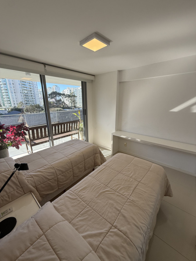 Apartamento ID.2194/ - Departamento de 2 dormitorios y servicio en Torre Esmeralda 