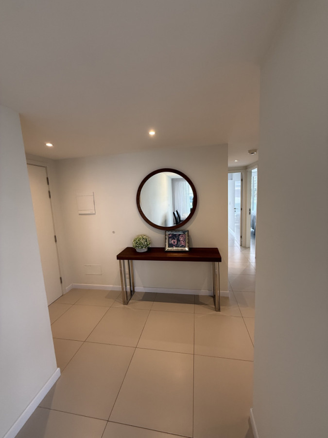 Apartamento ID.2210/ - Apartamento en Playa mansa Edificio Saint Honore
