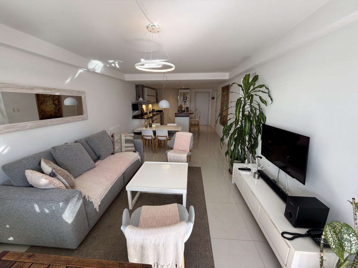 Apartamento ID.2194/ - Departamento de 2 dormitorios y servicio en Torre Esmeralda 