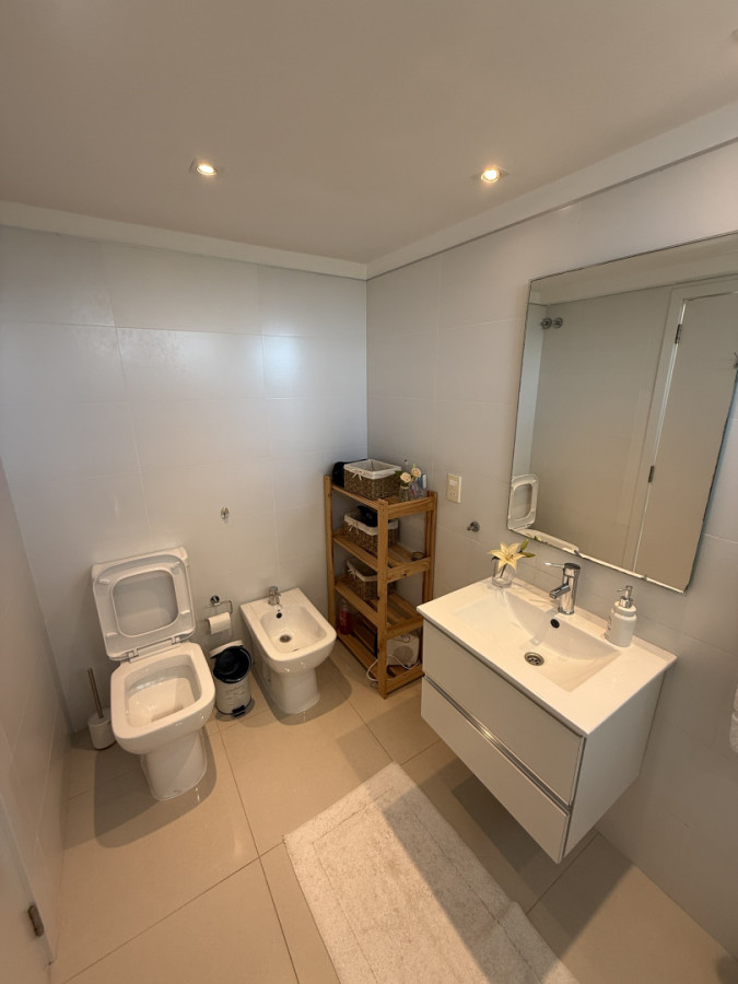 Apartamento ID.2194/ - Departamento de 2 dormitorios y servicio en Torre Esmeralda 