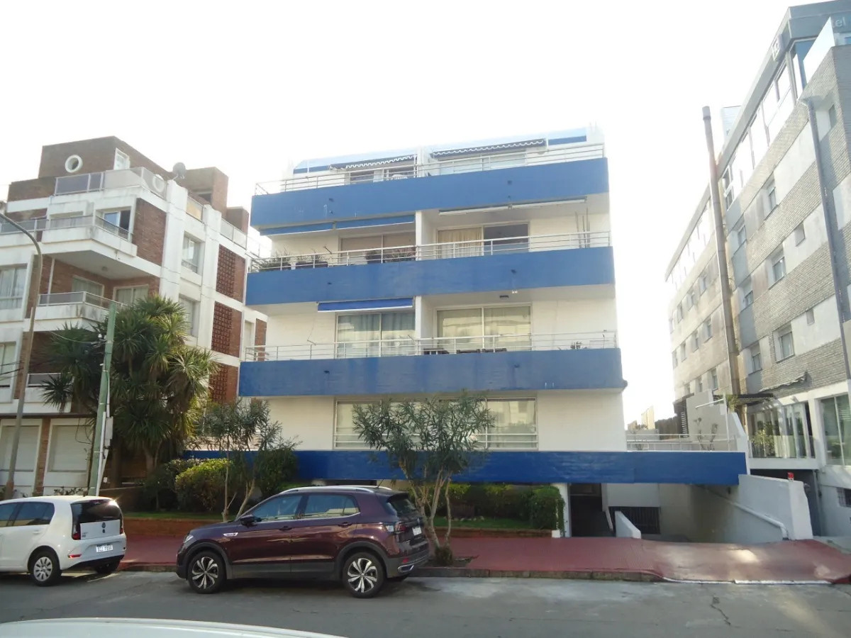 Apartamento ID.1294/ - Peninsula 4 dormitorios calle 18 a metros de la Rambla