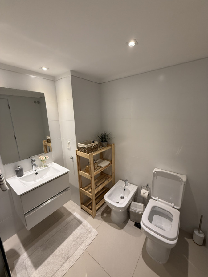 Apartamento ID.2194/ - Departamento de 2 dormitorios y servicio en Torre Esmeralda 