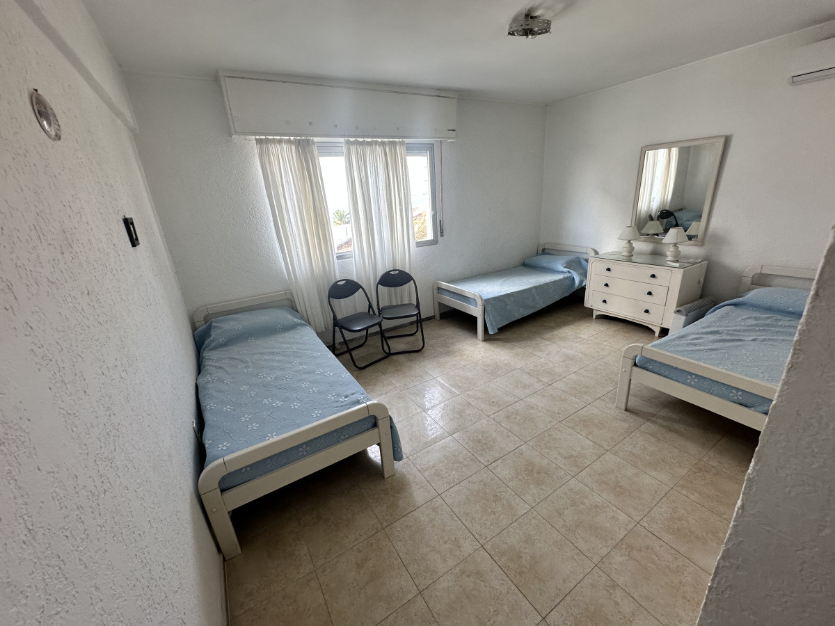 Apartamento ID.1294/ - Peninsula 4 dormitorios calle 18 a metros de la Rambla