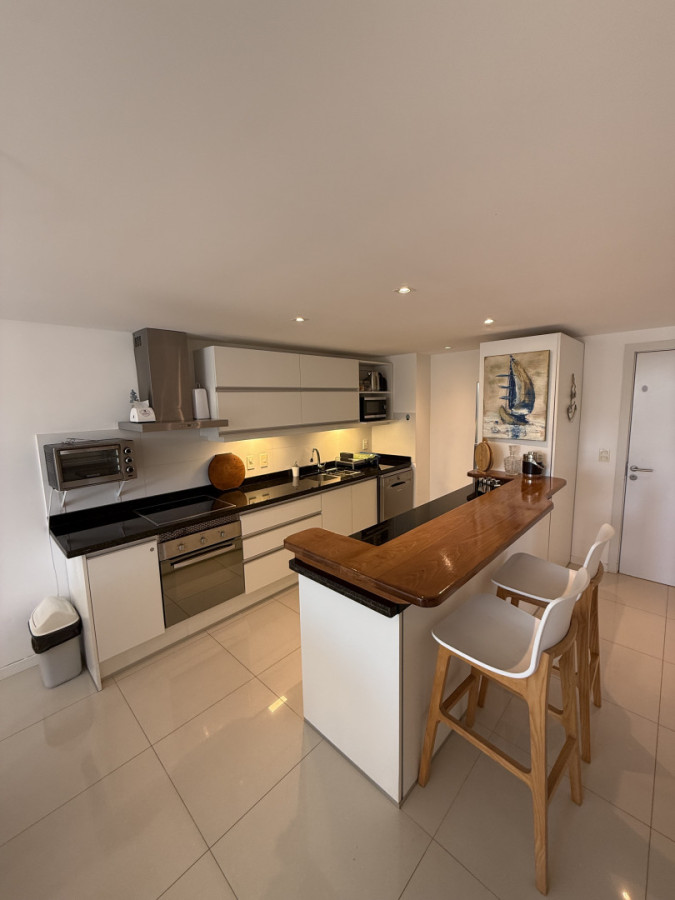 Apartamento ID.2194/ - Departamento de 2 dormitorios y servicio en Torre Esmeralda 