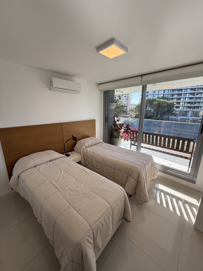 Apartamento ID.2194/ - Departamento de 2 dormitorios y servicio en Torre Esmeralda 