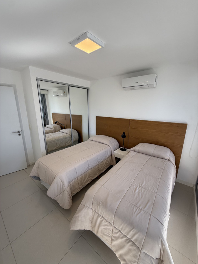 Apartamento ID.2194/ - Departamento de 2 dormitorios y servicio en Torre Esmeralda 