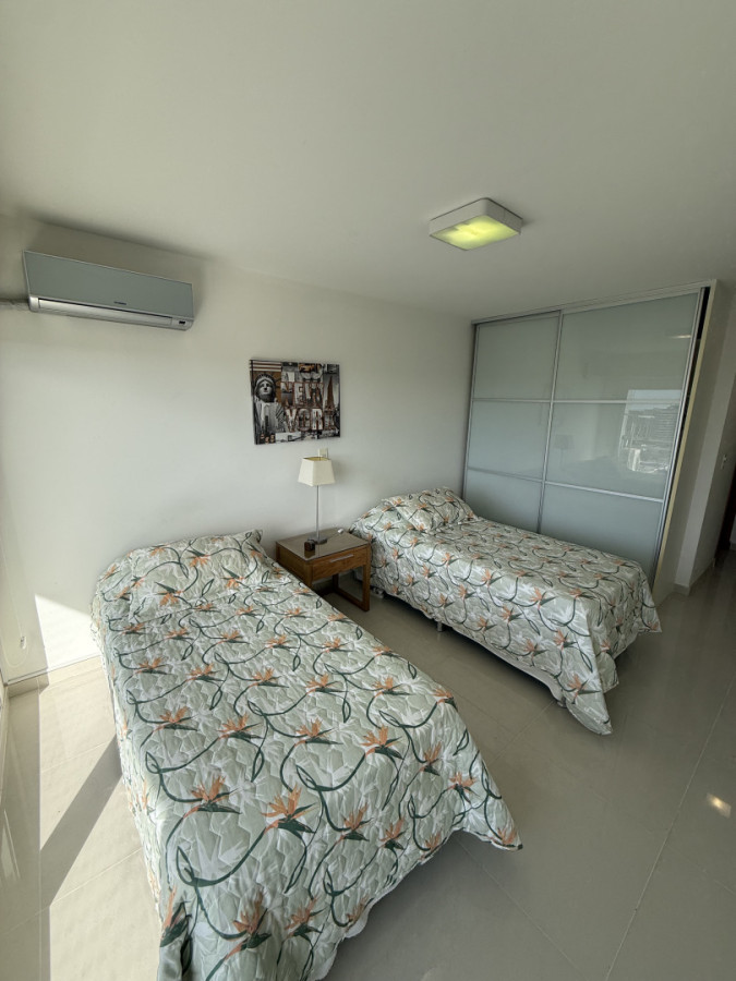Apartamento ID.2111 - Departamento de 2 dormitorios + dependencia en Playa Mansa