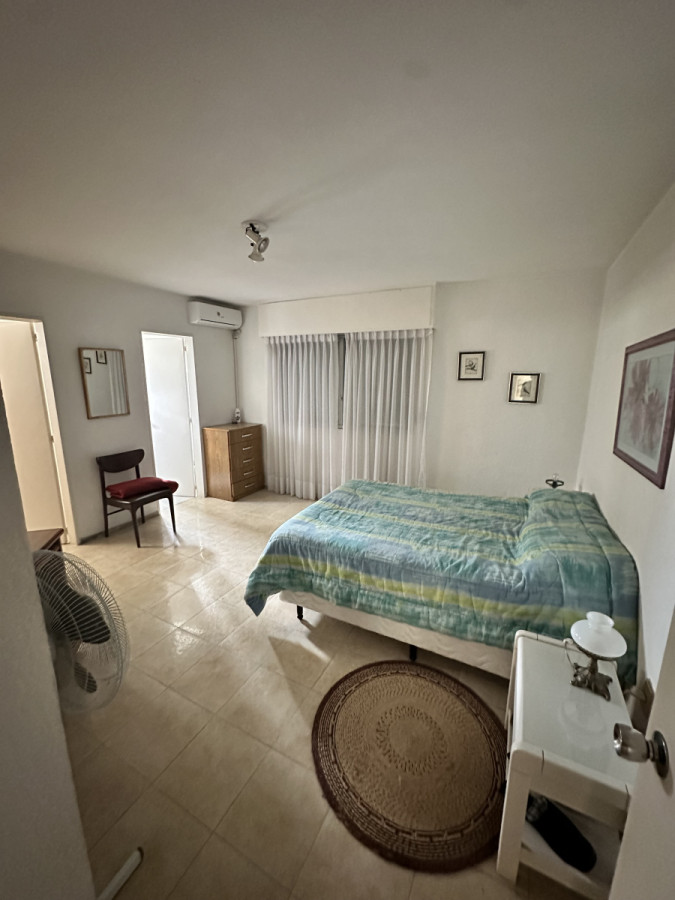 Apartamento ID.1294/ - Peninsula 4 dormitorios calle 18 a metros de la Rambla
