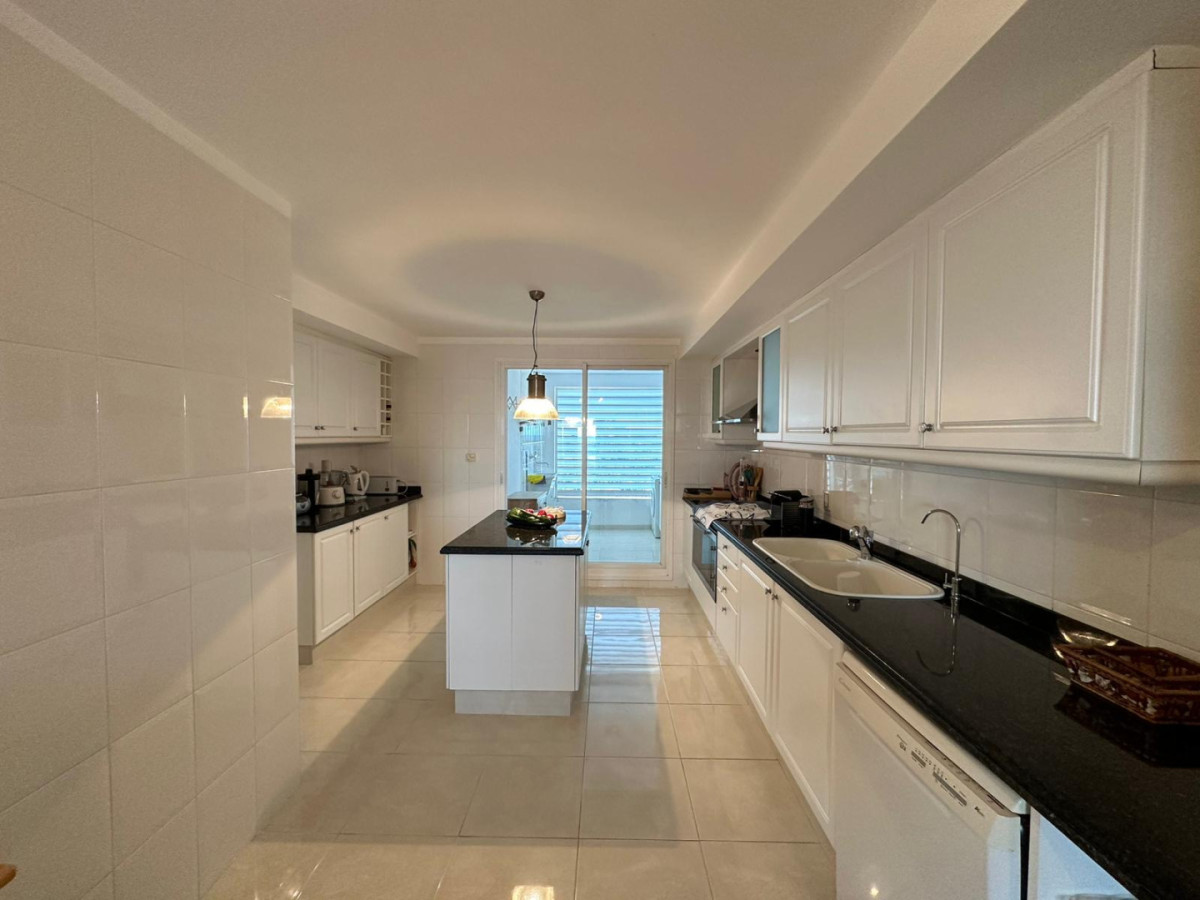 Apartamento ID.2084 - Departamento en playa mansa 4 dormitorios + servicio