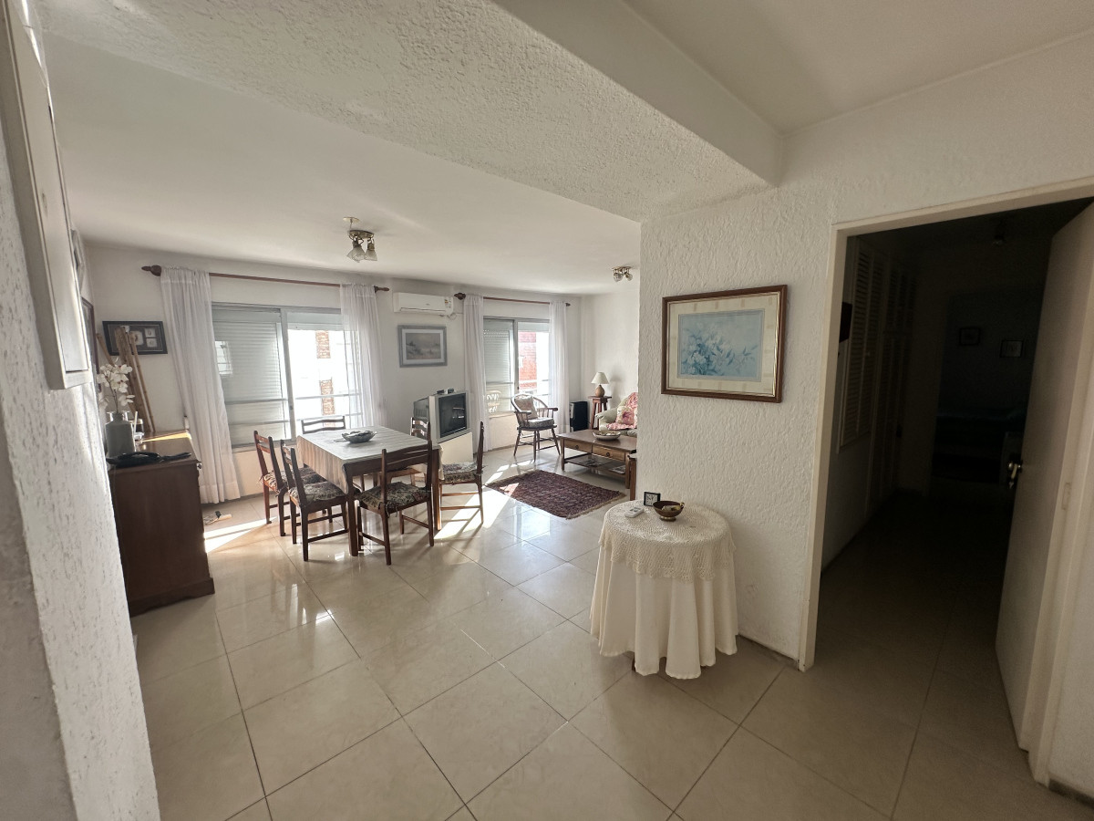 Apartamento ID.1294/ - Peninsula 4 dormitorios calle 18 a metros de la Rambla