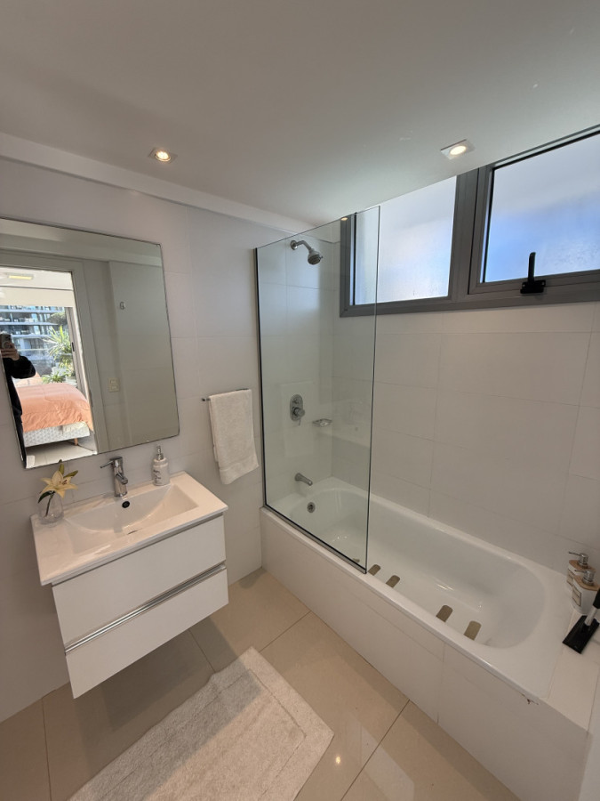 Apartamento ID.2194/ - Departamento de 2 dormitorios y servicio en Torre Esmeralda 