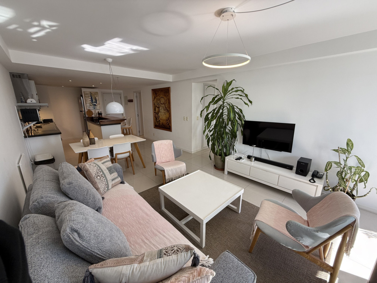 Apartamento ID.2194/ - Departamento de 2 dormitorios y servicio en Torre Esmeralda 