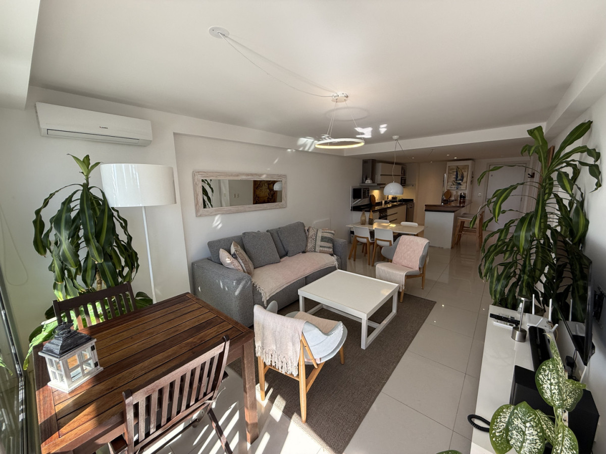 Apartamento ID.2194/ - Departamento de 2 dormitorios y servicio en Torre Esmeralda 
