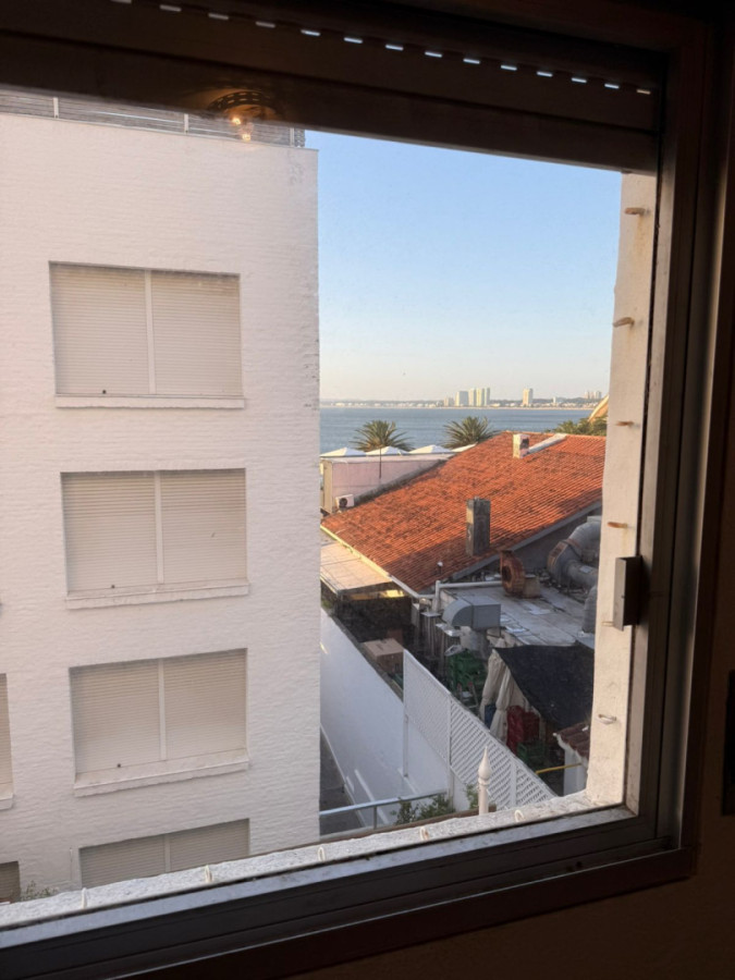 Apartamento ID.1294/ - Peninsula 4 dormitorios calle 18 a metros de la Rambla