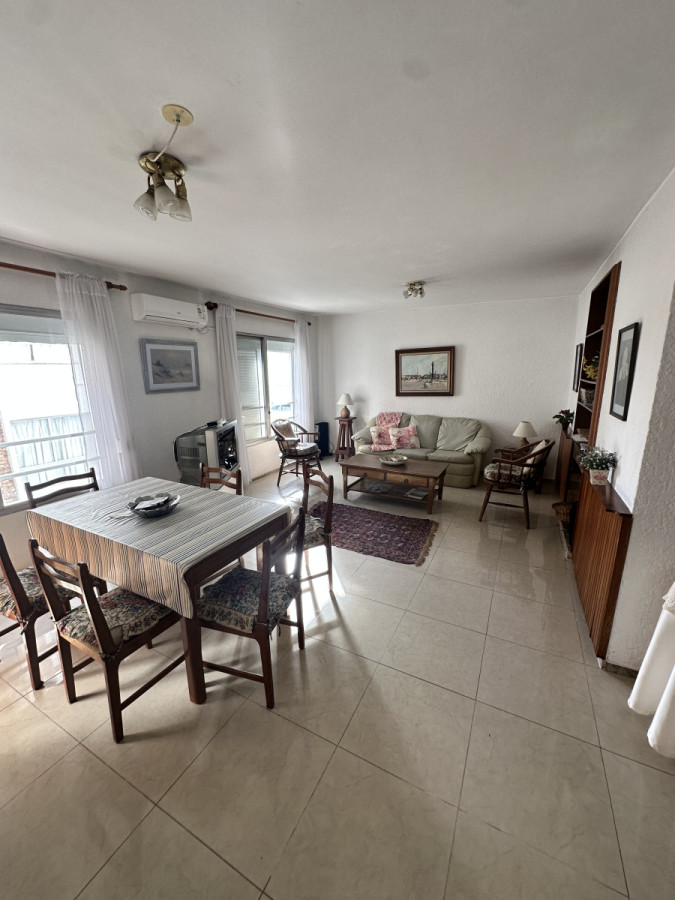 Apartamento ID.1294/ - Peninsula 4 dormitorios calle 18 a metros de la Rambla