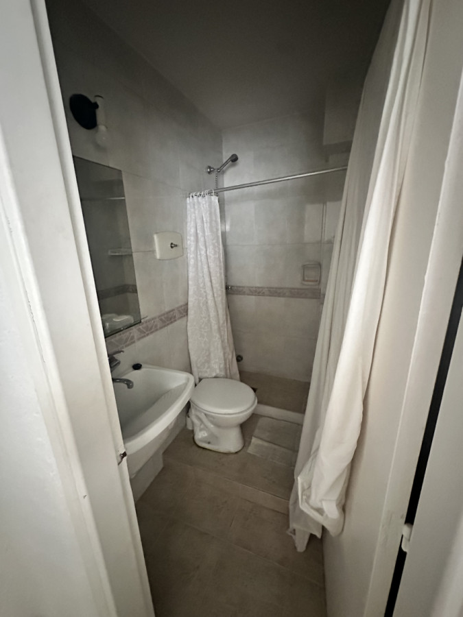 Apartamento ID.1294/ - Peninsula 4 dormitorios calle 18 a metros de la Rambla