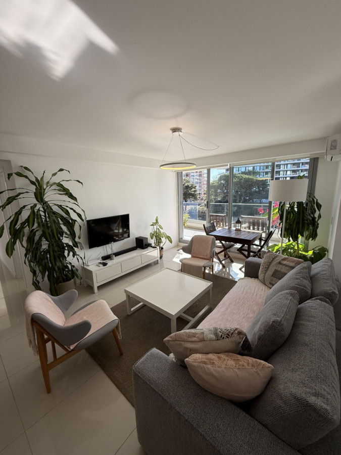 Apartamento ID.2194/ - Departamento de 2 dormitorios y servicio en Torre Esmeralda 