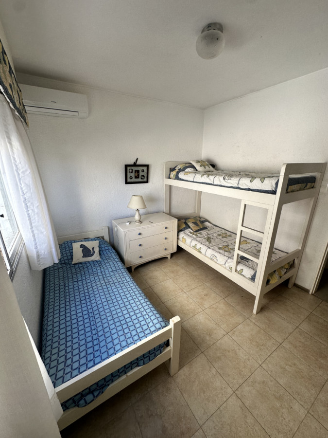 Apartamento ID.1294/ - Peninsula 4 dormitorios calle 18 a metros de la Rambla