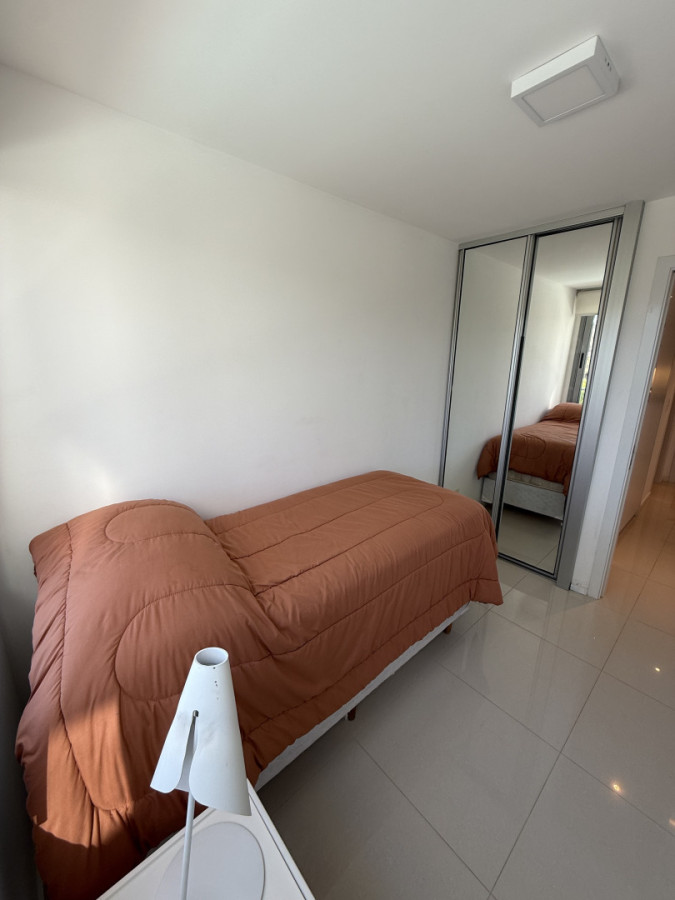 Apartamento ID.2194/ - Departamento de 2 dormitorios y servicio en Torre Esmeralda 