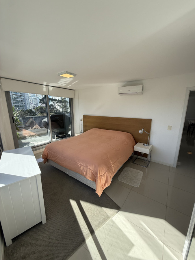 Apartamento ID.2194/ - Departamento de 2 dormitorios y servicio en Torre Esmeralda 