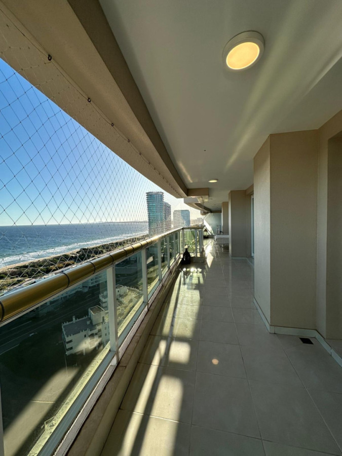 Apartamento ID.2084 - Departamento en playa mansa 4 dormitorios + servicio