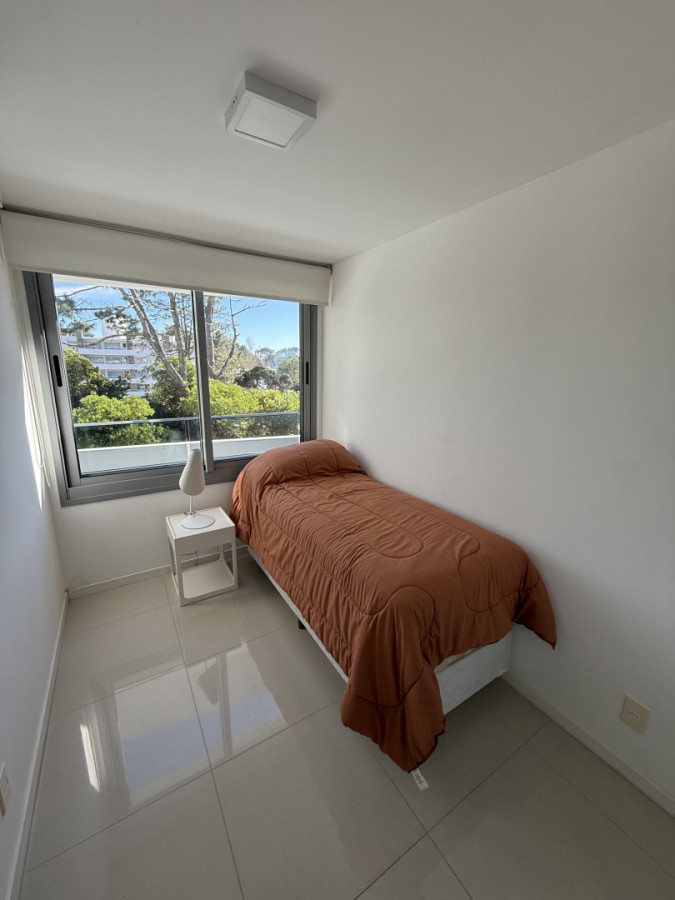 Apartamento ID.2194/ - Departamento de 2 dormitorios y servicio en Torre Esmeralda 