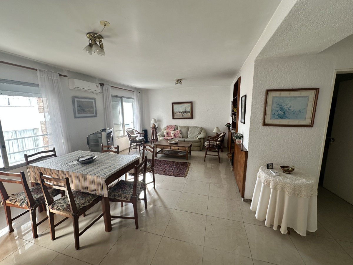 Apartamento ID.1294/ - Peninsula 4 dormitorios calle 18 a metros de la Rambla