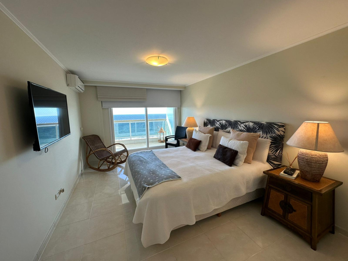 Apartamento ID.2084 - Departamento en playa mansa 4 dormitorios + servicio