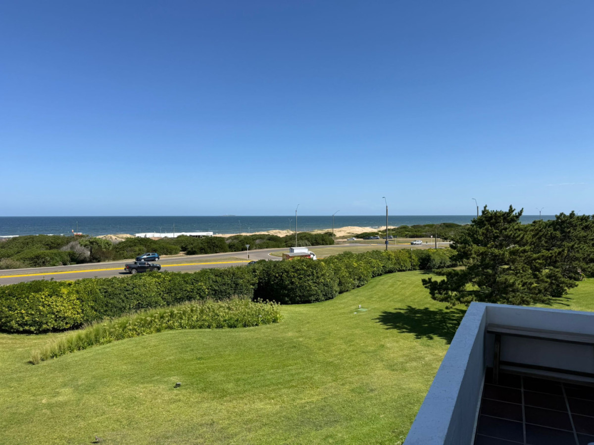Apartamento ID.1587/ - Parada 20 Brava. Apartamento con vistas 4 dormitorios y servicios