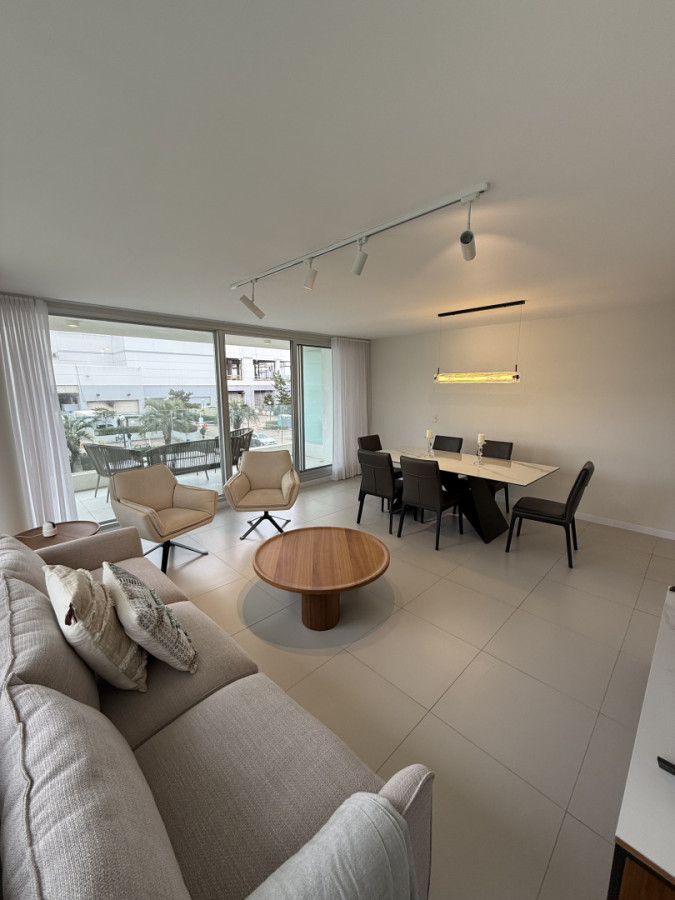 Apartamento ID.2210/ - Apartamento en Playa mansa Edificio Saint Honore