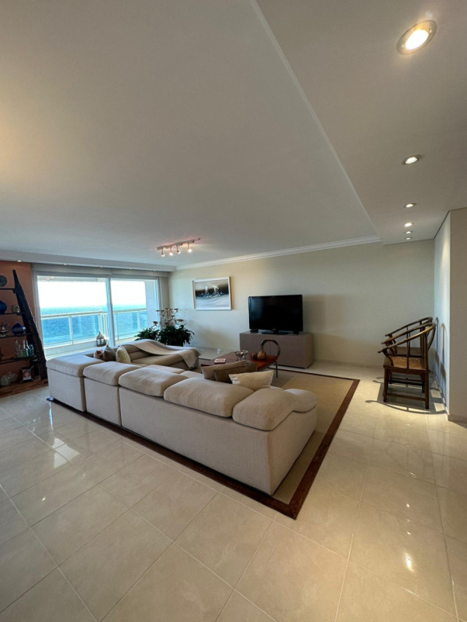 Apartamento ID.2084 - Departamento en playa mansa 4 dormitorios + servicio