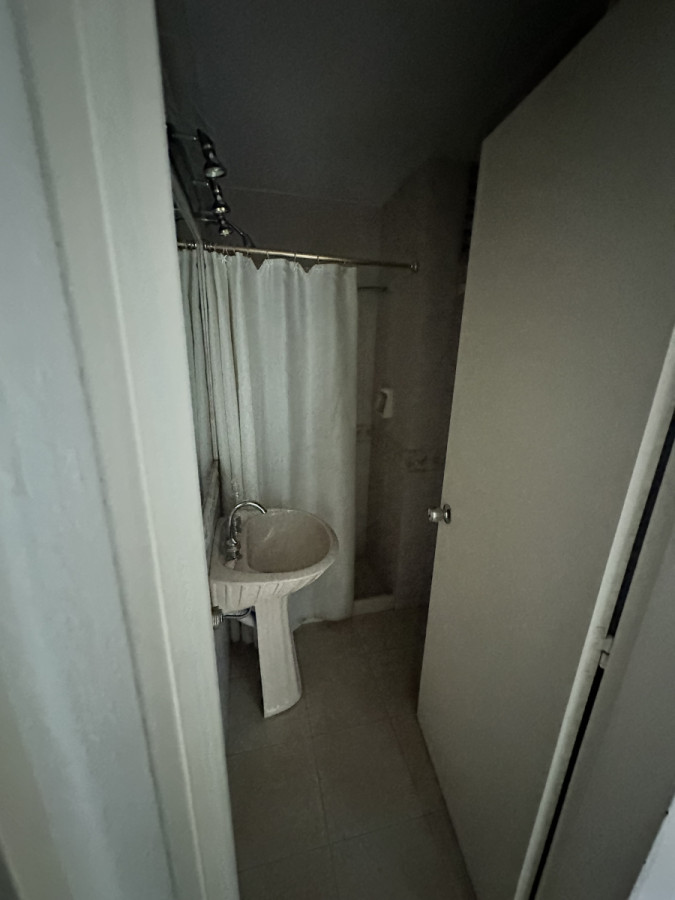 Apartamento ID.1294/ - Peninsula 4 dormitorios calle 18 a metros de la Rambla