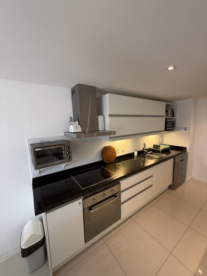 Apartamento ID.2194/ - Departamento de 2 dormitorios y servicio en Torre Esmeralda 