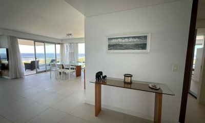 Hermoso apartamento sobre playa brava
