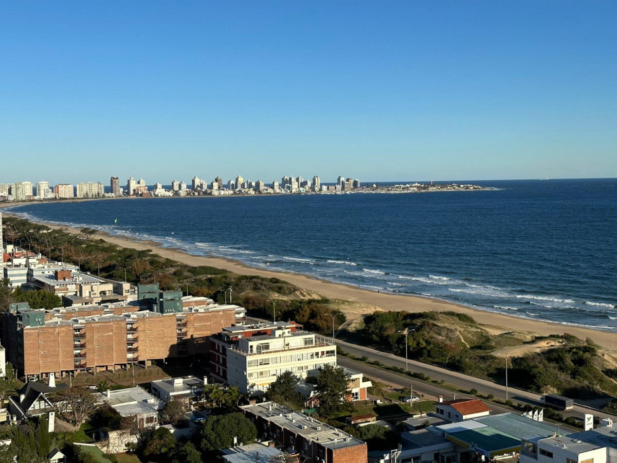 Departamento en playa mansa 4 dormitorios + servicio