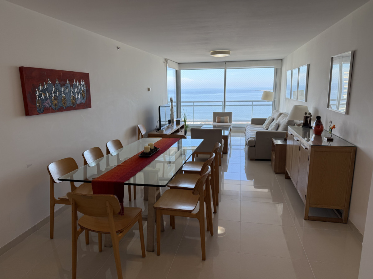 Departamento de 2 dormitorios + dependencia en Playa Mansa