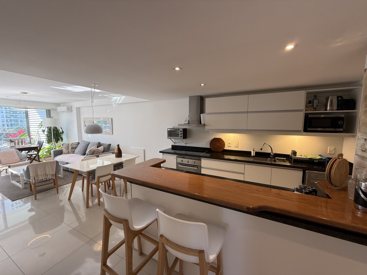 Departamento de 2 dormitorios y servicio en Torre Esmeralda 