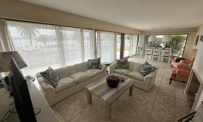 Venta de apartamento frente al mar, a pasos del puerto y playa mansa