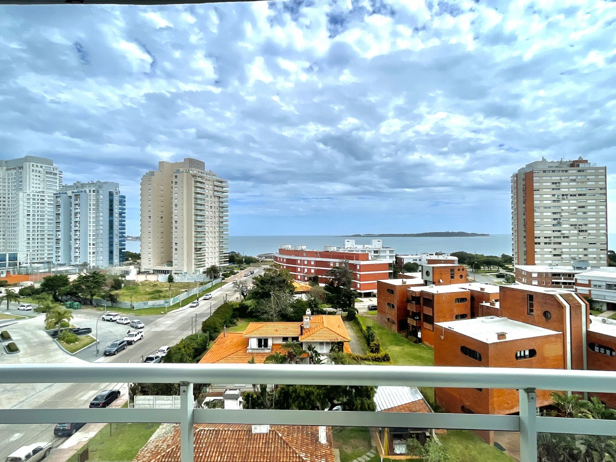 Apartamento ID.21093902 -  Exclusivo apartamento en Playa Mansa - Punta del Este, a tan solo 100 metros del mar.