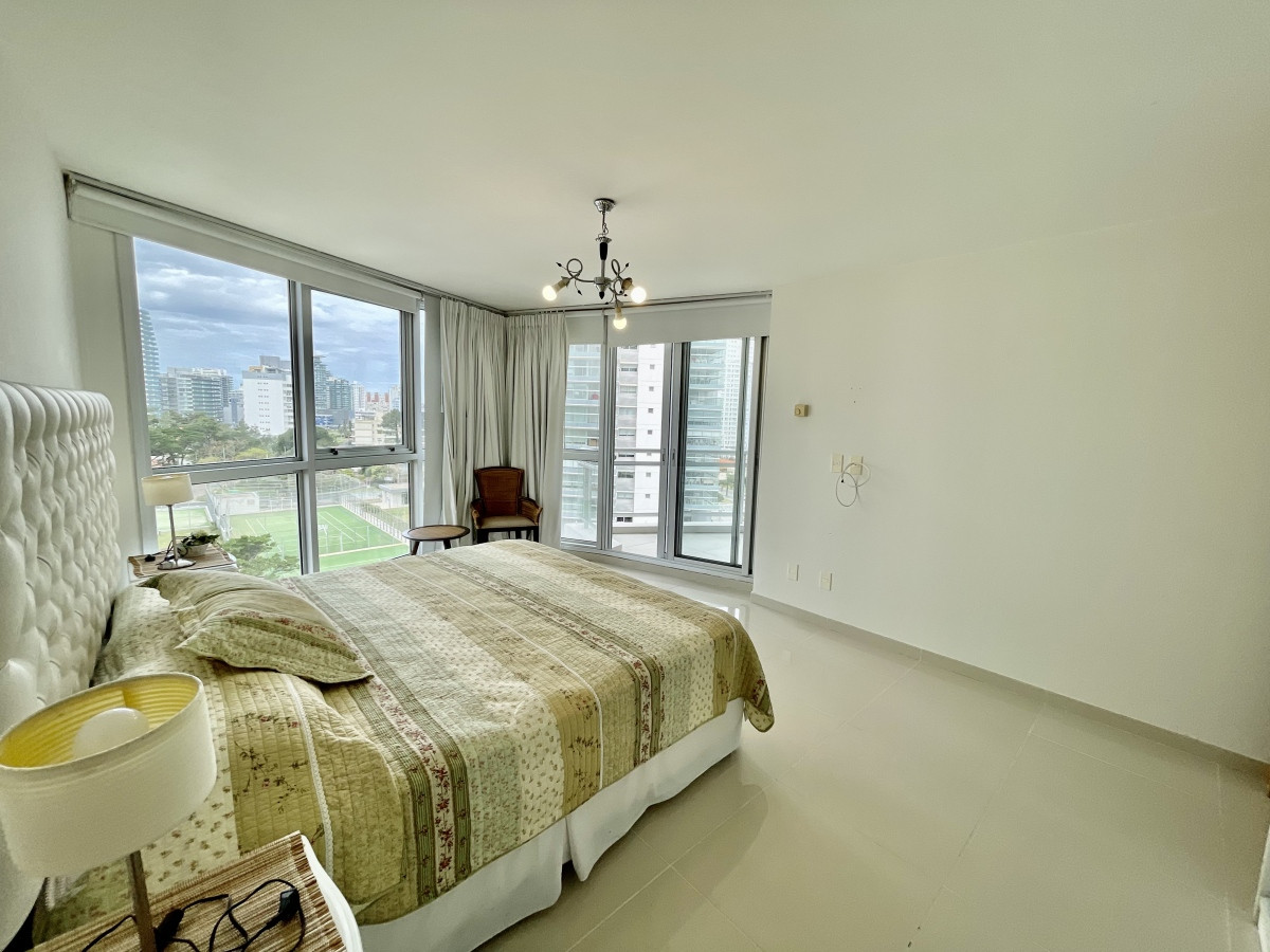 Apartamento ID.21093902 -  Exclusivo apartamento en Playa Mansa - Punta del Este, a tan solo 100 metros del mar.