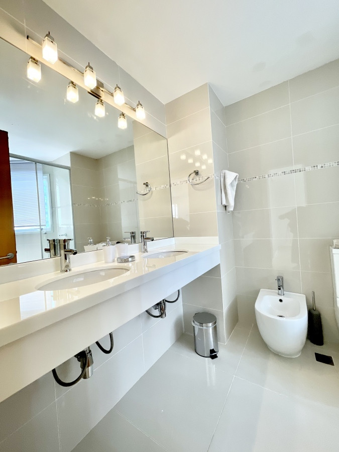 Apartamento ID.21093902 -  Exclusivo apartamento en Playa Mansa - Punta del Este, a tan solo 100 metros del mar.